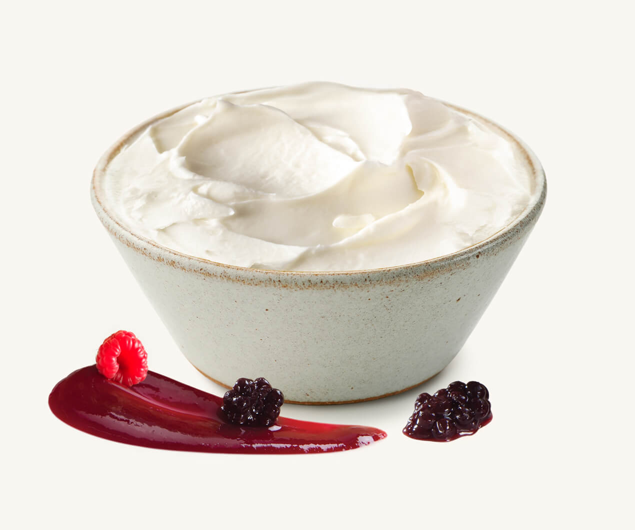 queso-blanco-procesado-untable Pote de queso procesado untable blanco acompañado de salsa de frutos rojos